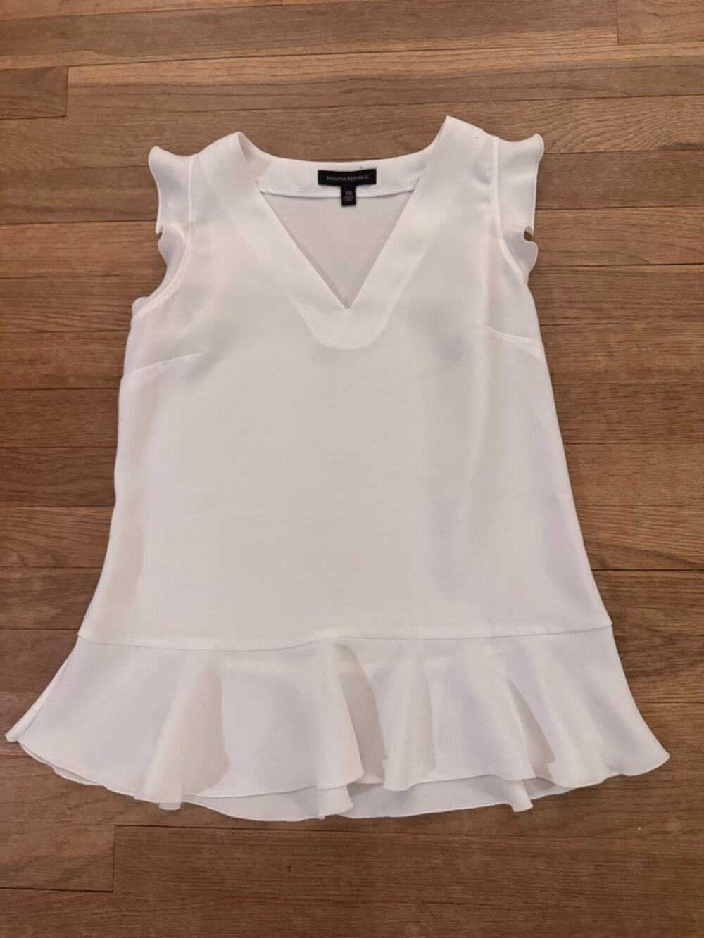 Banana Republic Women's White Ruffle Hem V-Neck Top - Size XS
 b89